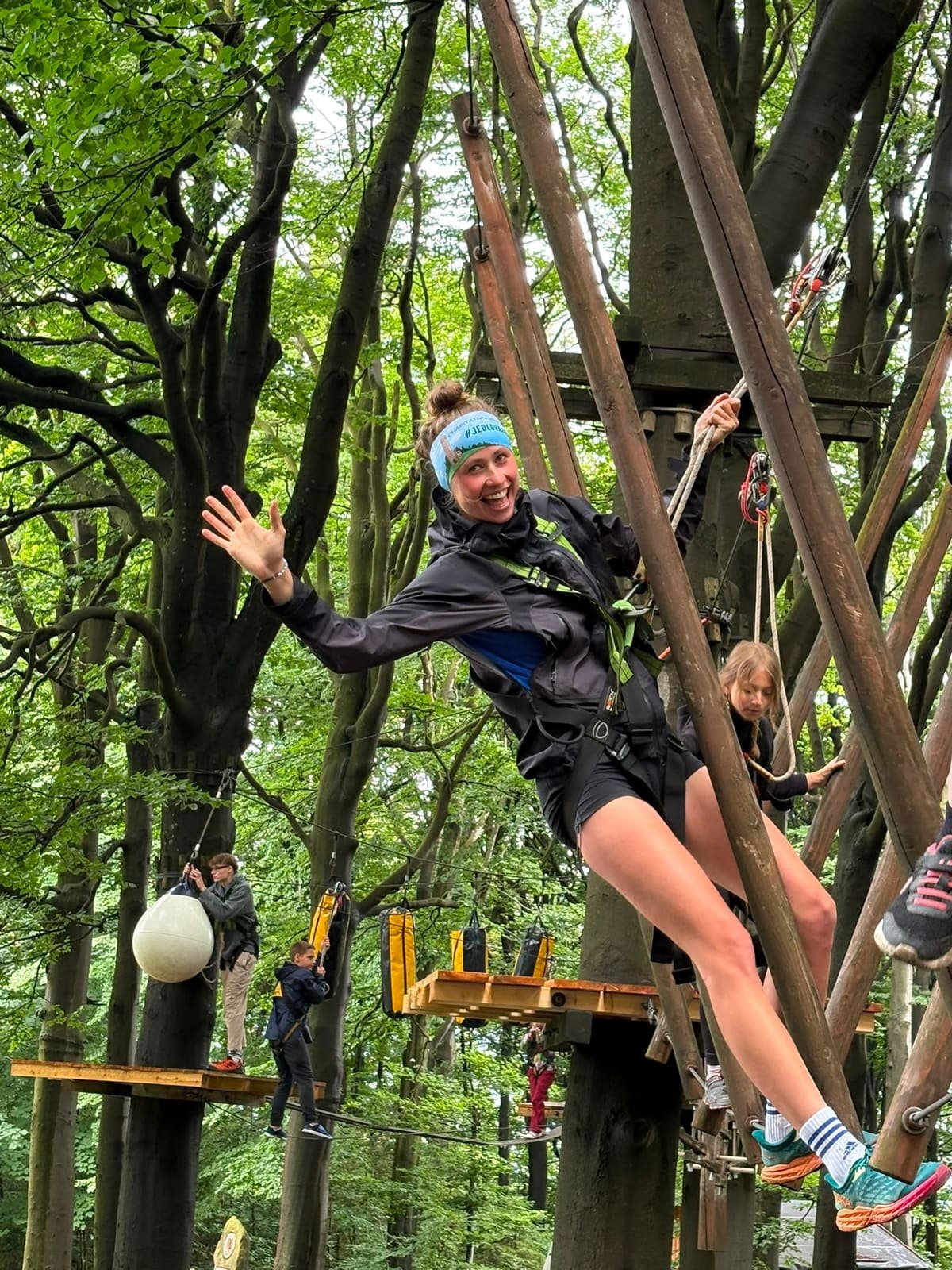Lanový park mezi korunami stromů